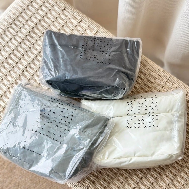 Geantă bucket cilindrică, material poliester-coton, curele duble pentru crossbody și mână, închidere cu fermoar, buzunar intern cu fermoar