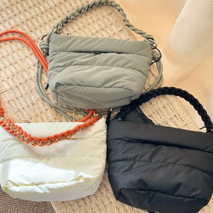 Geantă bucket cilindrică, material poliester-coton, curele duble pentru crossbody și mână, închidere cu fermoar, buzunar intern cu fermoar