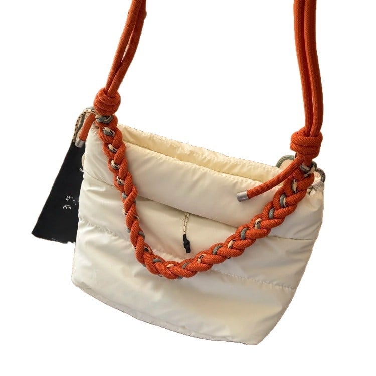 Geantă bucket cilindrică, material poliester-coton, curele duble pentru crossbody și mână, închidere cu fermoar, buzunar intern cu fermoar