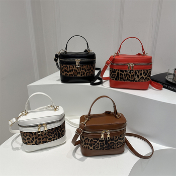 Crossbody bucket torbica s leopardim uzorkom u kontrastnoj boji, PU materijal, srednja veličina, poklopac s magnetskim zatvaračem, unutarnja pretinica za mobitel, urbano jednostavan stil, proljeće 2025