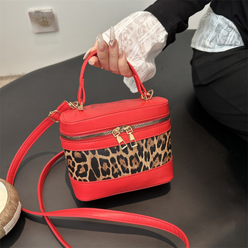 Crossbody bucket torbica s leopardim uzorkom u kontrastnoj boji, PU materijal, srednja veličina, poklopac s magnetskim zatvaračem, unutarnja pretinica za mobitel, urbano jednostavan stil, proljeće 2025