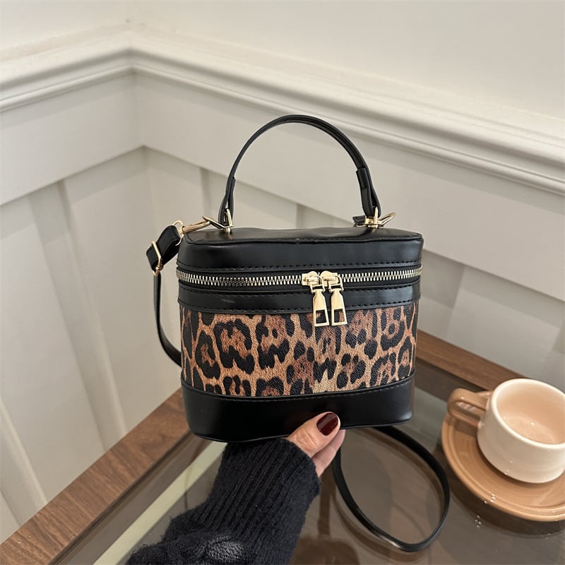 Crossbody bucket torbica s leopardim uzorkom u kontrastnoj boji, PU materijal, srednja veličina, poklopac s magnetskim zatvaračem, unutarnja pretinica za mobitel, urbano jednostavan stil, proljeće 2025