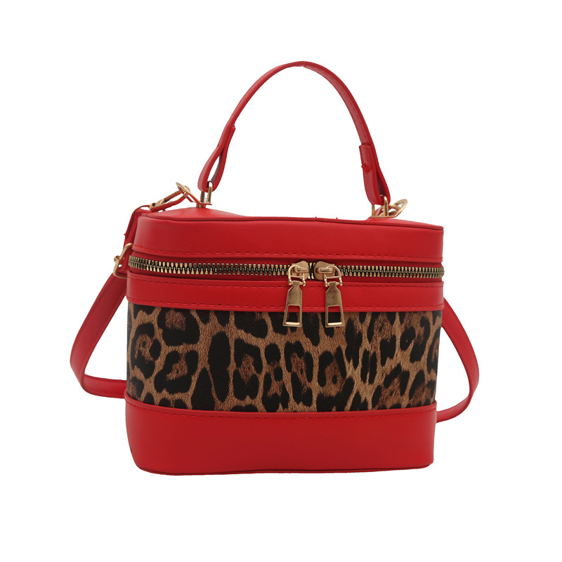 Crossbody bucket torbica s leopardim uzorkom u kontrastnoj boji, PU materijal, srednja veličina, poklopac s magnetskim zatvaračem, unutarnja pretinica za mobitel, urbano jednostavan stil, proljeće 2025