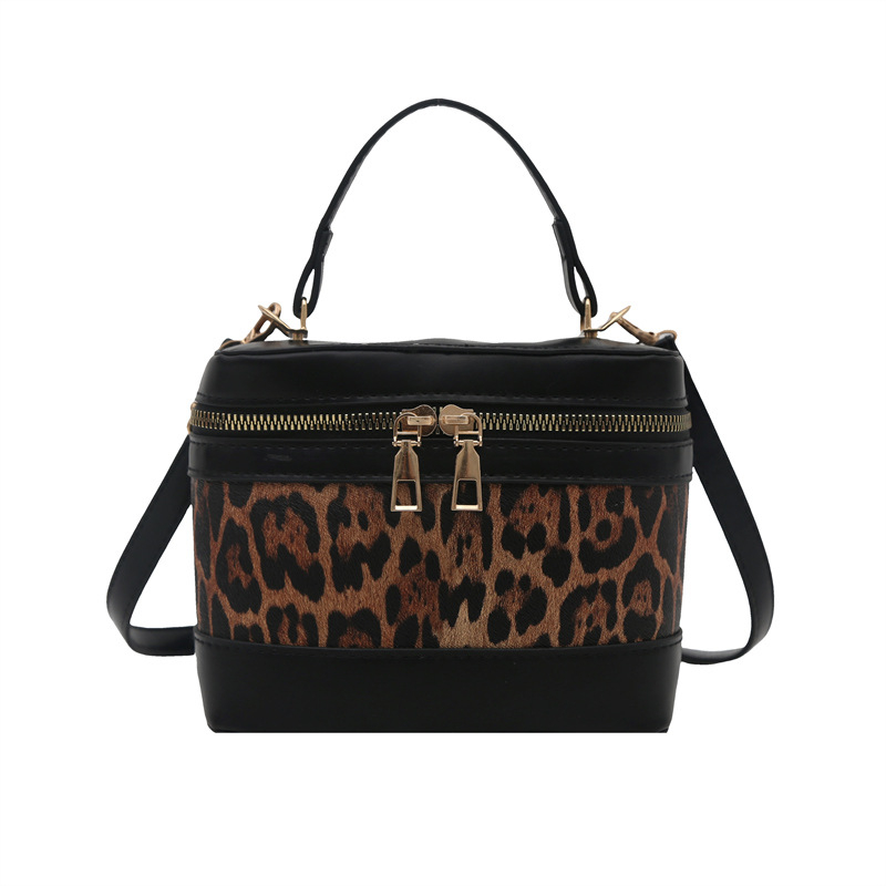 Crossbody bucket torbica s leopardim uzorkom u kontrastnoj boji, PU materijal, srednja veličina, poklopac s magnetskim zatvaračem, unutarnja pretinica za mobitel, urbano jednostavan stil, proljeće 2025
