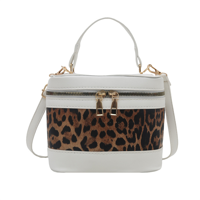 Crossbody bucket torbica s leopardim uzorkom u kontrastnoj boji, PU materijal, srednja veličina, poklopac s magnetskim zatvaračem, unutarnja pretinica za mobitel, urbano jednostavan stil, proljeće 2025