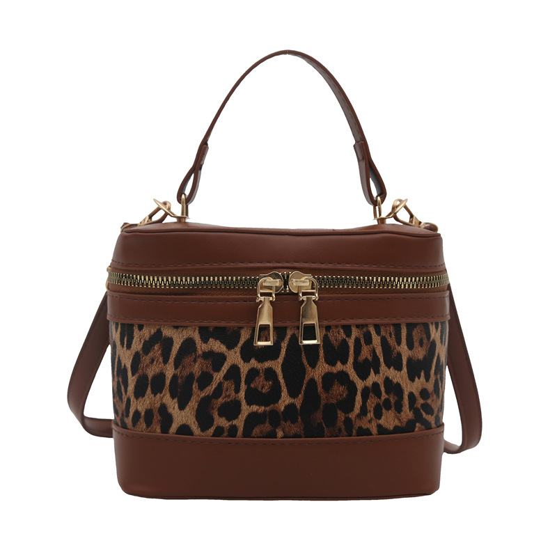 Crossbody bucket torbica s leopardim uzorkom u kontrastnoj boji, PU materijal, srednja veličina, poklopac s magnetskim zatvaračem, unutarnja pretinica za mobitel, urbano jednostavan stil, proljeće 2025