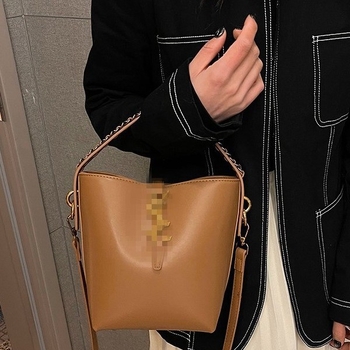 PU anyagú bucket táska, városi minimalist stílus, bélés poliészter-pamut, nyitott nyitás, belső zsebek: rejtett cipzáras zseb, telefon zseb, ID zseb