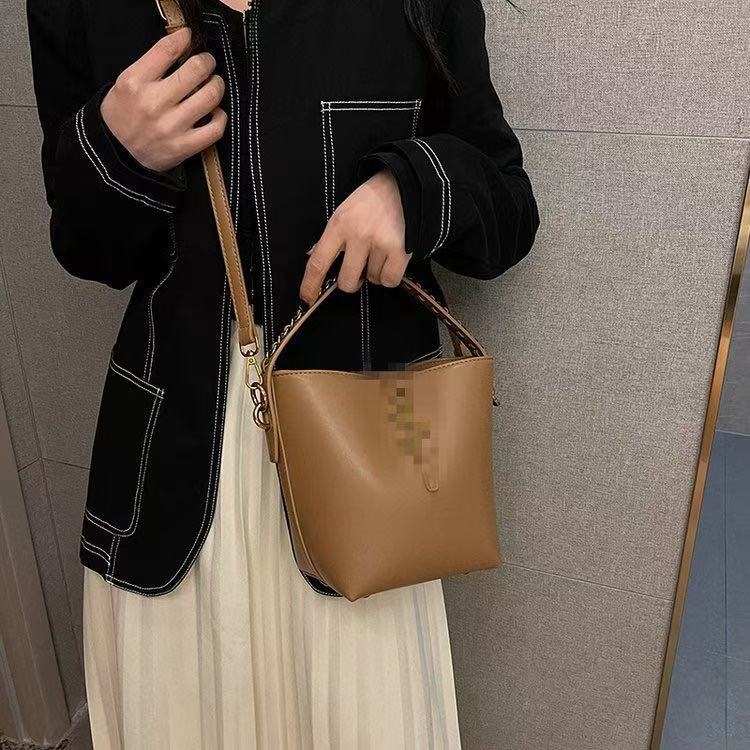 PU anyagú bucket táska, városi minimalist stílus, bélés poliészter-pamut, nyitott nyitás, belső zsebek: rejtett cipzáras zseb, telefon zseb, ID zseb