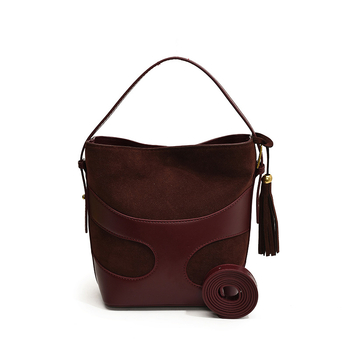 Ženska bucket torba u stilu street fashion, PU mat materijal, oblik bucket, magnetsko zatvaranje, podstava poliester.