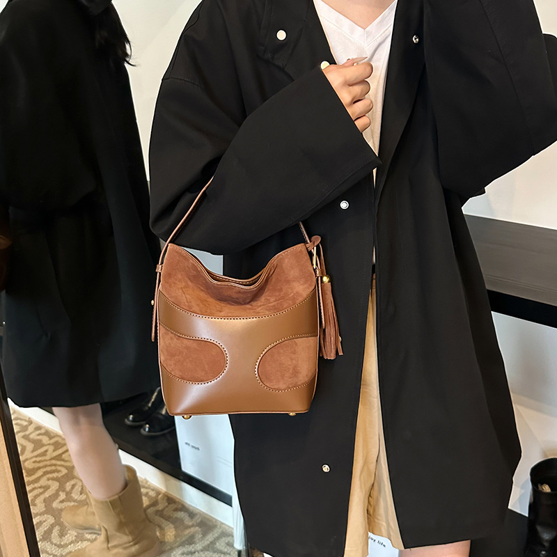 Ženska bucket torba u stilu street fashion, PU mat materijal, oblik bucket, magnetsko zatvaranje, podstava poliester.