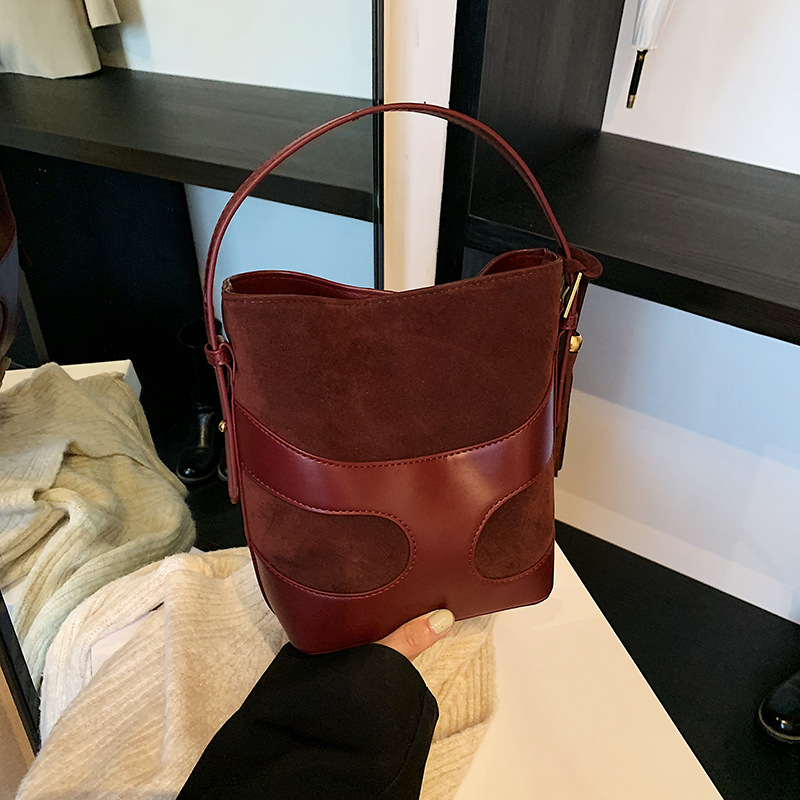 Ženska bucket torba u stilu street fashion, PU mat materijal, oblik bucket, magnetsko zatvaranje, podstava poliester.