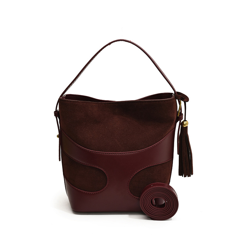 Ženska bucket torba u stilu street fashion, PU mat materijal, oblik bucket, magnetsko zatvaranje, podstava poliester.