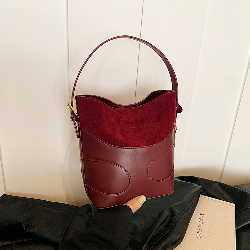 Ženska bucket torba u stilu street fashion, PU mat materijal, oblik bucket, magnetsko zatvaranje, podstava poliester.