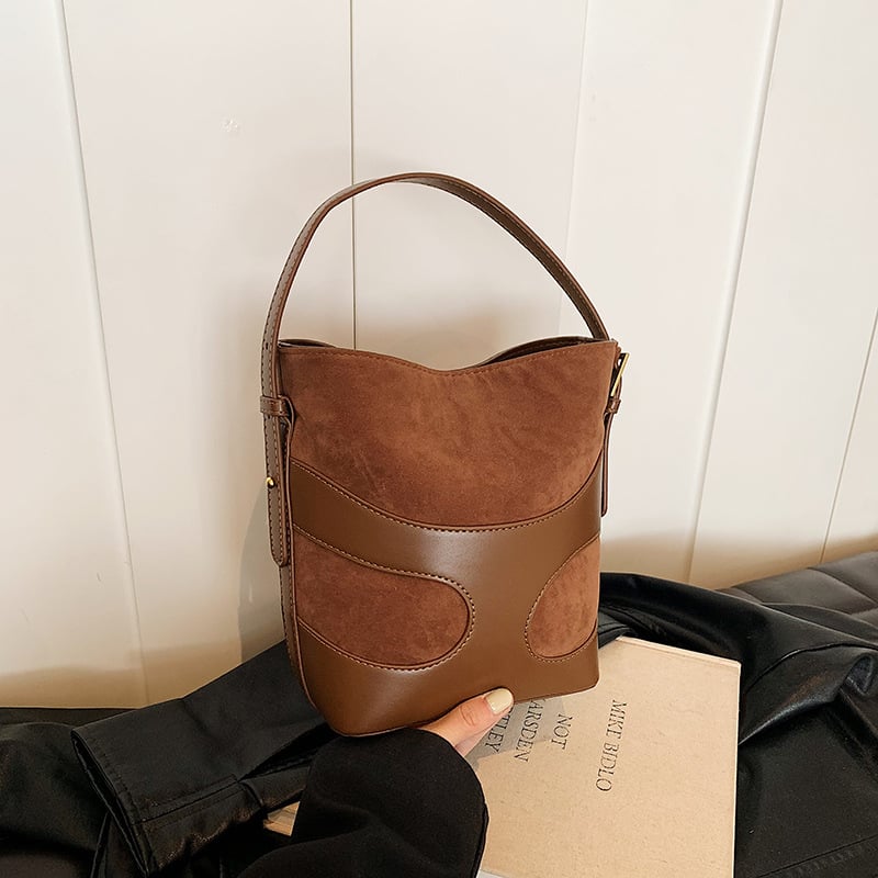 Ženska bucket torba u stilu street fashion, PU mat materijal, oblik bucket, magnetsko zatvaranje, podstava poliester.