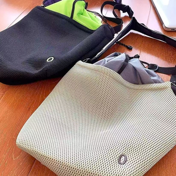 Baršunasta kanta torba s otvaranjem šnurlom, skrivenim džepom na zip i poliester podlogom — crossbody stil, unisex