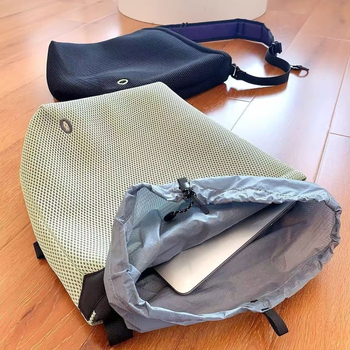 Baršunasta kanta torba s otvaranjem šnurlom, skrivenim džepom na zip i poliester podlogom — crossbody stil, unisex