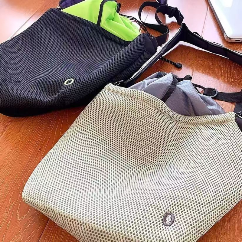 Baršunasta kanta torba s otvaranjem šnurlom, skrivenim džepom na zip i poliester podlogom — crossbody stil, unisex
