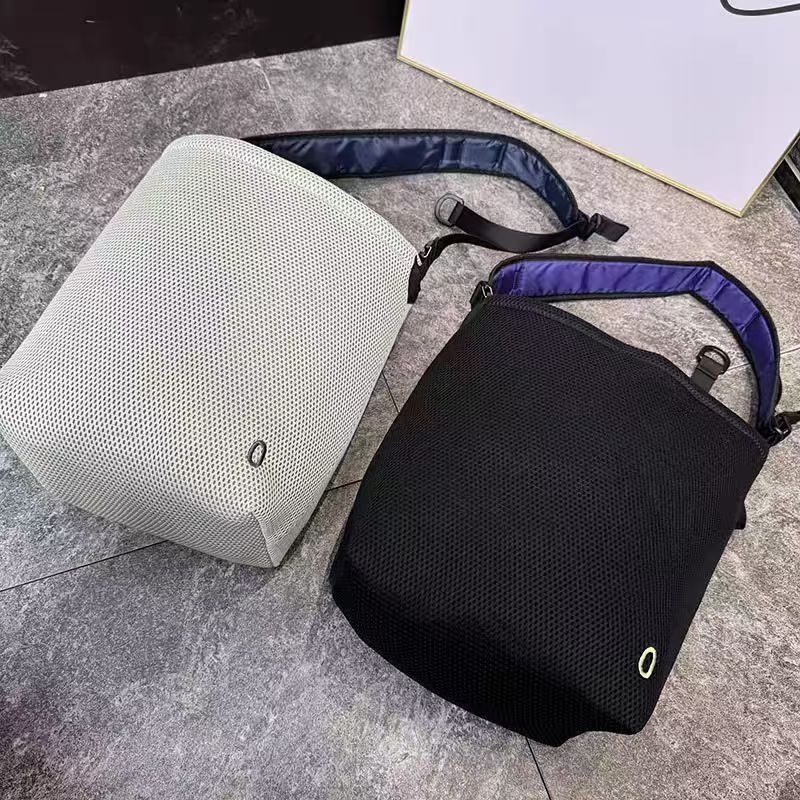 Baršunasta kanta torba s otvaranjem šnurlom, skrivenim džepom na zip i poliester podlogom — crossbody stil, unisex