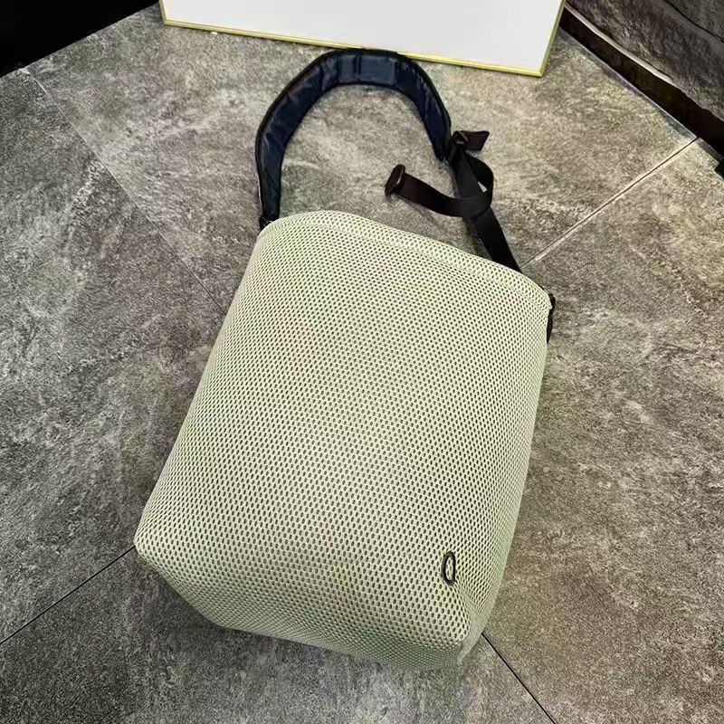 Baršunasta kanta torba s otvaranjem šnurlom, skrivenim džepom na zip i poliester podlogom — crossbody stil, unisex