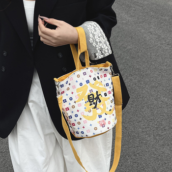 Torba od platna u obliku kante, poliester podstava, magnetsko zatvaranje, jesen 2025