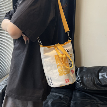 Torba od platna u obliku kante, poliester podstava, magnetsko zatvaranje, jesen 2025