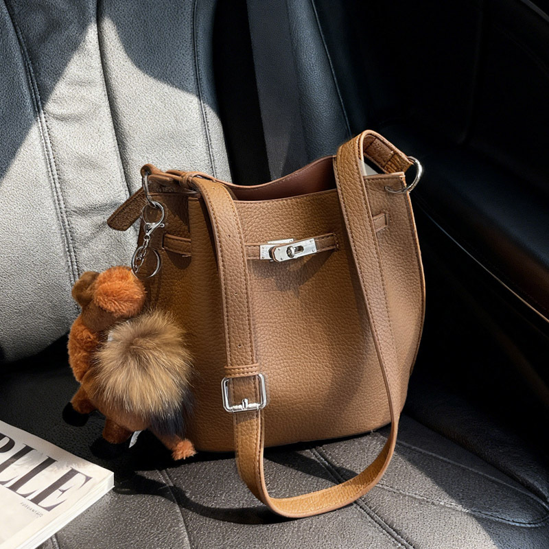Ženska bucket torba, PU materijal, ramenski crossbody, poliester podstava, zaključavanje na ključ