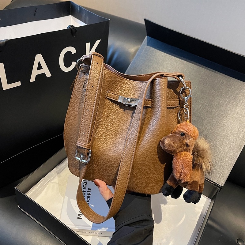 Ženska bucket torba, PU materijal, ramenski crossbody, poliester podstava, zaključavanje na ključ