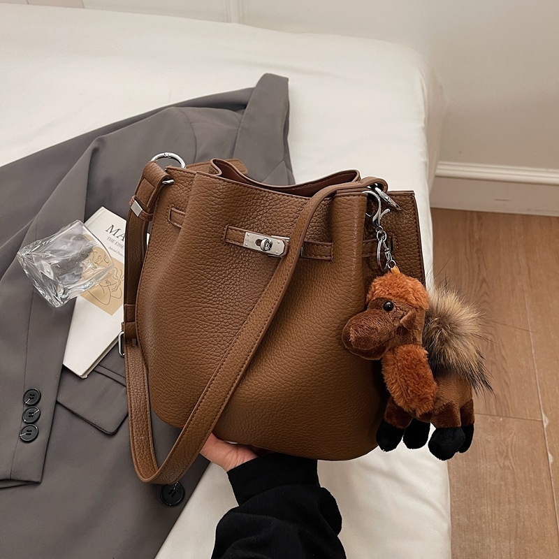 Ženska bucket torba, PU materijal, ramenski crossbody, poliester podstava, zaključavanje na ključ