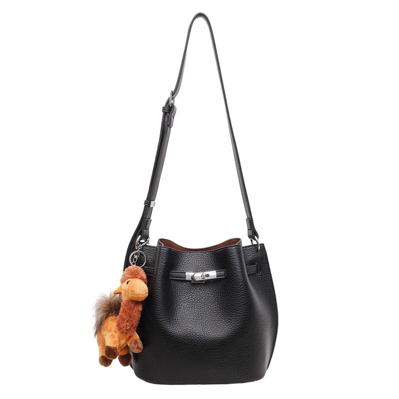 Ženska bucket torba, PU materijal, ramenski crossbody, poliester podstava, zaključavanje na ključ