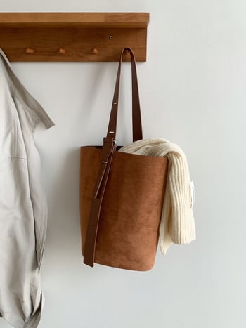 Geantă bucket tote cu simplitate urbană, material catifelat, formă cilindrică, închidere magnetică, buzunar intern cu fermoar și buzunar pentru ID, iarnă 2024