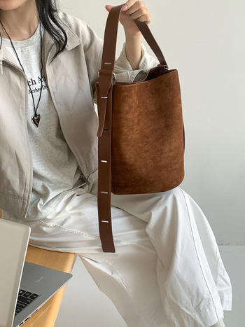 Geantă bucket tote cu simplitate urbană, material catifelat, formă cilindrică, închidere magnetică, buzunar intern cu fermoar și buzunar pentru ID, iarnă 2024