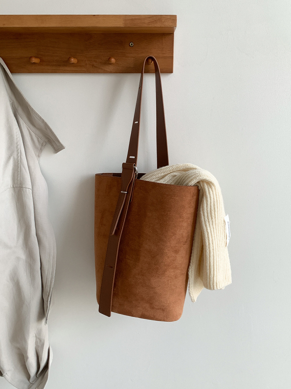 Geantă bucket tote cu simplitate urbană, material catifelat, formă cilindrică, închidere magnetică, buzunar intern cu fermoar și buzunar pentru ID, iarnă 2024