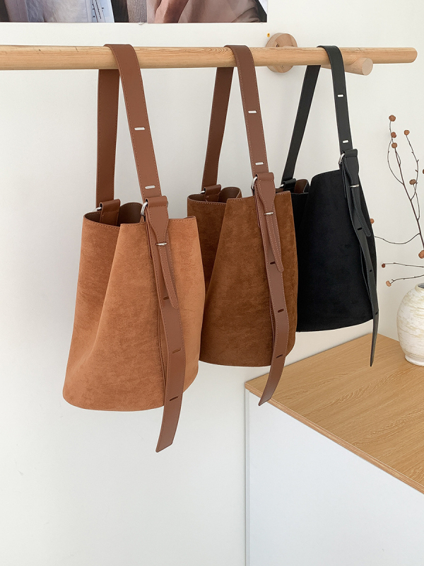 Geantă bucket tote cu simplitate urbană, material catifelat, formă cilindrică, închidere magnetică, buzunar intern cu fermoar și buzunar pentru ID, iarnă 2024