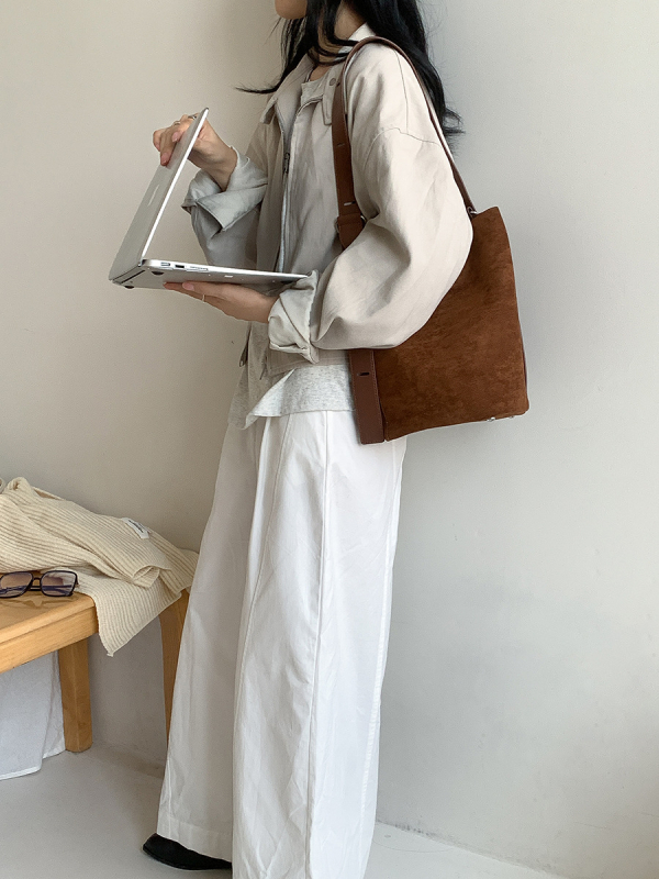 Geantă bucket tote cu simplitate urbană, material catifelat, formă cilindrică, închidere magnetică, buzunar intern cu fermoar și buzunar pentru ID, iarnă 2024