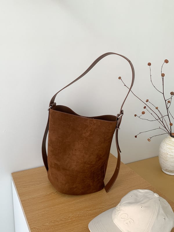 Geantă bucket tote cu simplitate urbană, material catifelat, formă cilindrică, închidere magnetică, buzunar intern cu fermoar și buzunar pentru ID, iarnă 2024