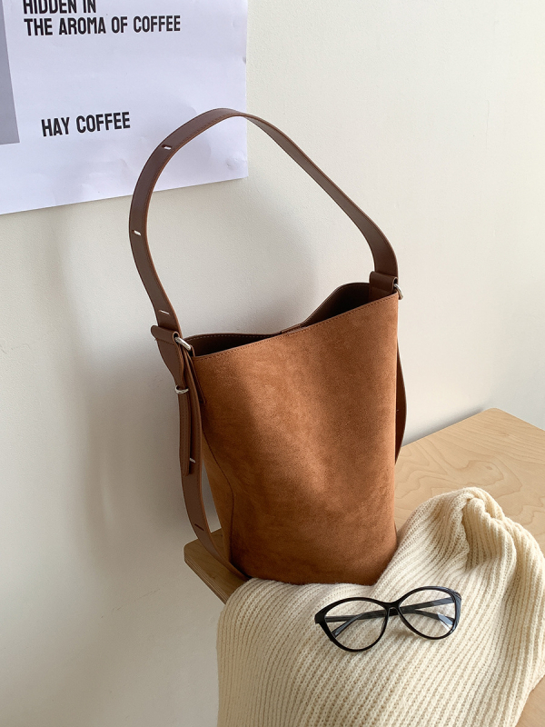 Geantă bucket tote cu simplitate urbană, material catifelat, formă cilindrică, închidere magnetică, buzunar intern cu fermoar și buzunar pentru ID, iarnă 2024