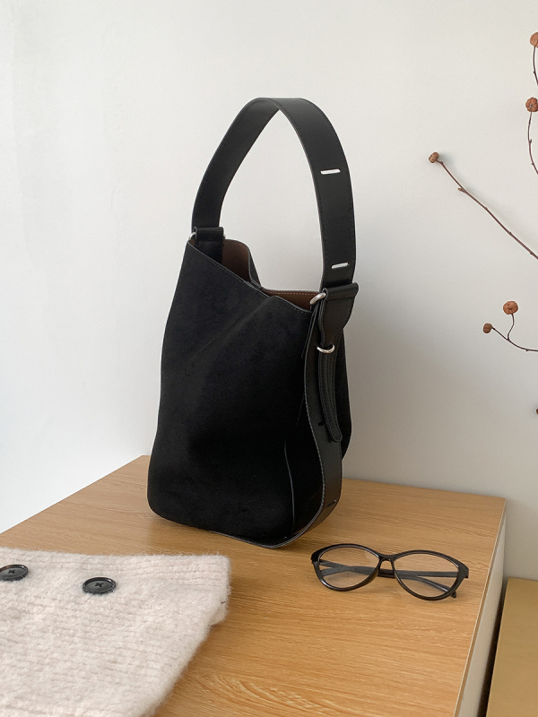 Geantă bucket tote cu simplitate urbană, material catifelat, formă cilindrică, închidere magnetică, buzunar intern cu fermoar și buzunar pentru ID, iarnă 2024