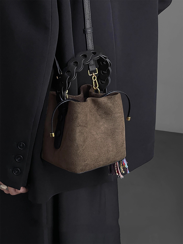 Bucket torba s naramenicom preko ramena od suede kože, casual stil, podstava od poliester, magnetska kopča, jesen 2025