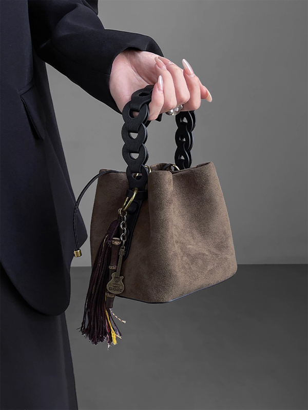 Bucket torba s naramenicom preko ramena od suede kože, casual stil, podstava od poliester, magnetska kopča, jesen 2025