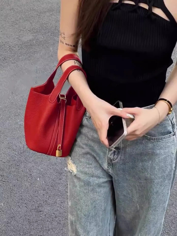 PU koža bucket torba, gradska jednostavnost, unutarnji džepovi za telefon i dokumente, proljeće 2025 izlazak