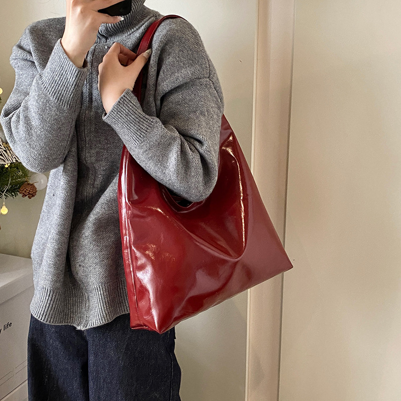Bucket torba, PU materijal, PU podstava, magnetsko zatvaranje, brend Wing-colored socialite
