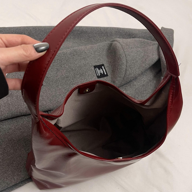 Bucket torba, PU materijal, PU podstava, magnetsko zatvaranje, brend Wing-colored socialite