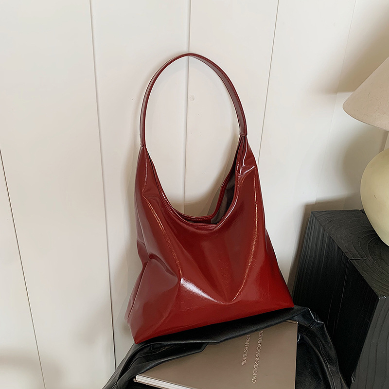 Bucket torba, PU materijal, PU podstava, magnetsko zatvaranje, brend Wing-colored socialite