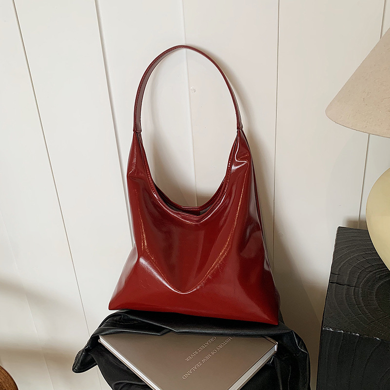 Bucket torba, PU materijal, PU podstava, magnetsko zatvaranje, brend Wing-colored socialite