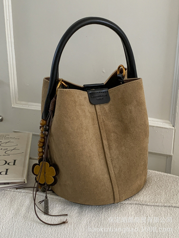 Bucket crossbody torbica s jednim remenom, PU materijal, magnetsko zatvaranje, poliester podstava, jesen 2025