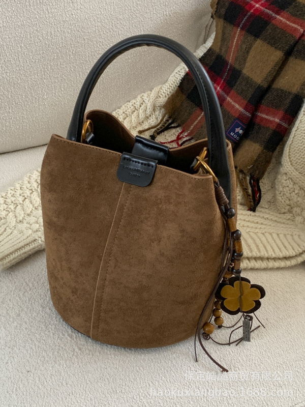 Bucket crossbody torbica s jednim remenom, PU materijal, magnetsko zatvaranje, poliester podstava, jesen 2025