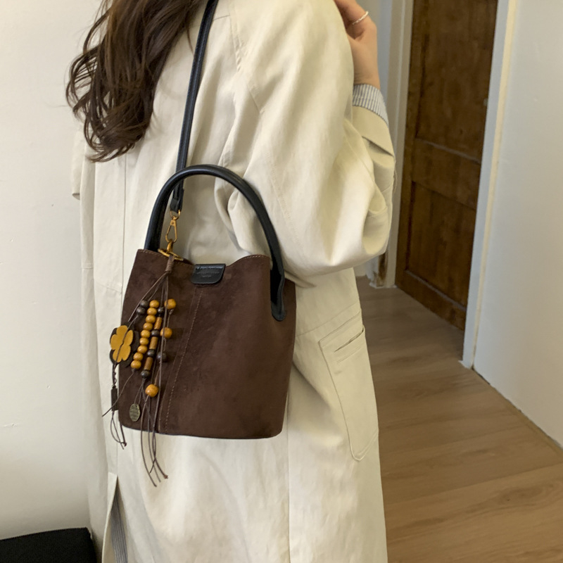 Bucket crossbody torbica s jednim remenom, PU materijal, magnetsko zatvaranje, poliester podstava, jesen 2025