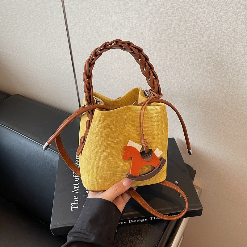 Bucket bag, PU materijal, magnetska kopča, jedan remen, izlazi ljeto 2025
