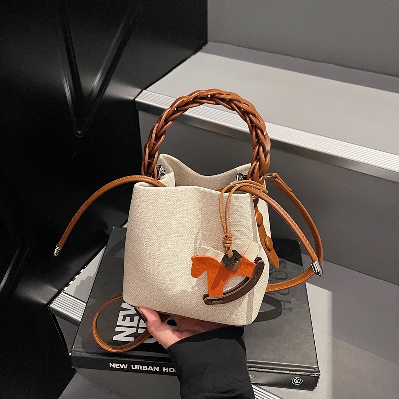 Bucket bag, PU materijal, magnetska kopča, jedan remen, izlazi ljeto 2025