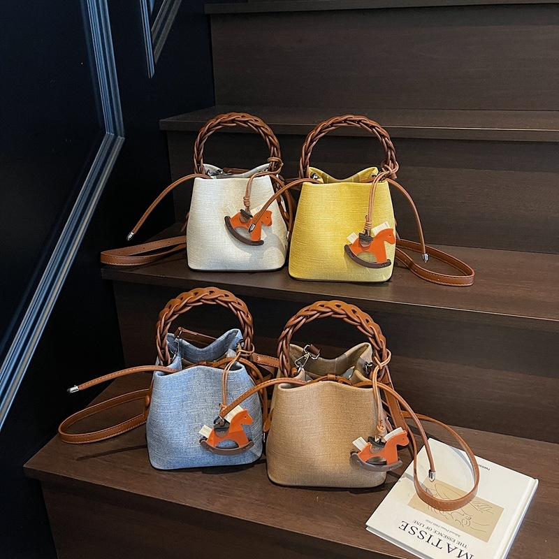 Bucket bag, PU materijal, magnetska kopča, jedan remen, izlazi ljeto 2025